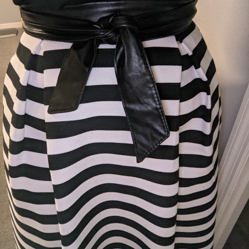 Black and white striped knee length skirt with pockets.